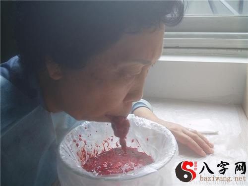 梦见嘴里吐血
