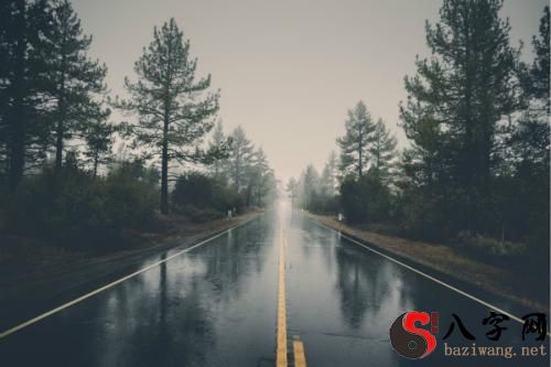 梦见山上下雨